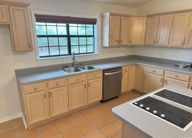 2-bedroom rental at 136 Lakeview Trace in Three Rivers, TX — photo 4
