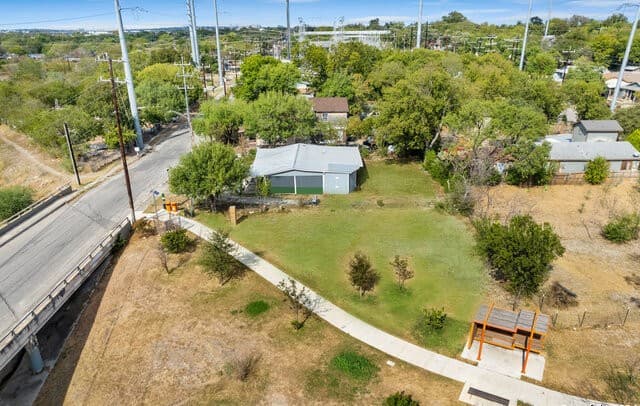 rental at 332 N San Ignacio Ave in San Antonio, TX — photo 3