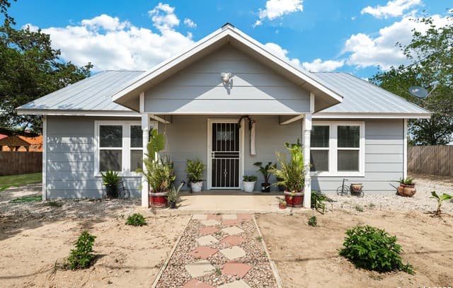 2-bedroom rental at 507 Hayden in Devine, TX — photo 4