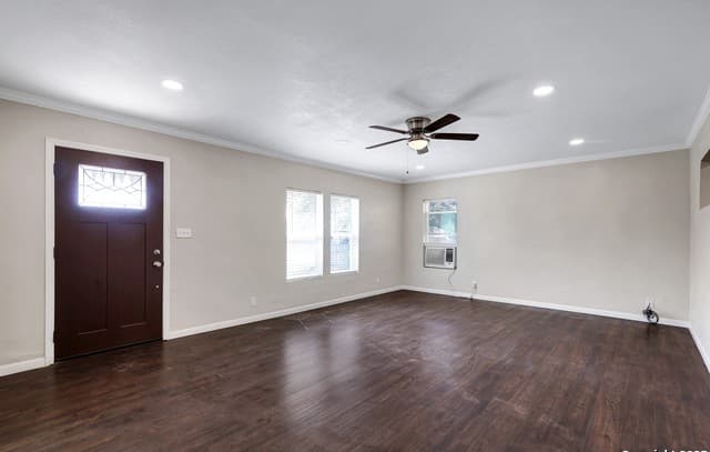 2-bedroom rental at 507 Hayden in Devine, TX — photo 5