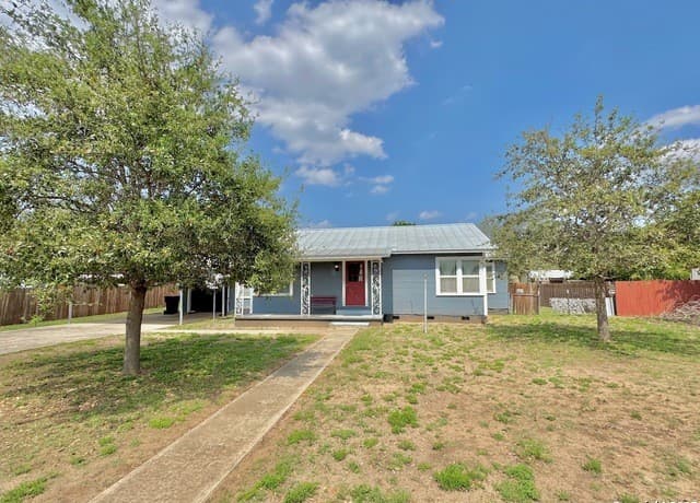 3-bedroom rental at 710 W Hondo in Devine, TX — photo 1