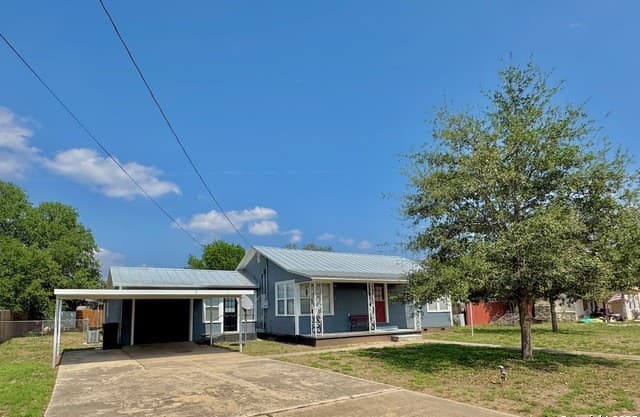 3-bedroom rental at 710 W Hondo in Devine, TX — photo 3