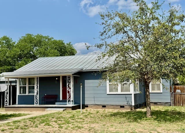 3-bedroom rental at 710 W Hondo in Devine, TX — photo 5