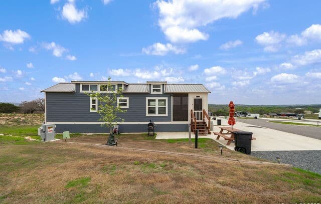 1-bedroom rental at 5386 Ranch Road 1376 #4 in Fredericksburg, TX — photo 2