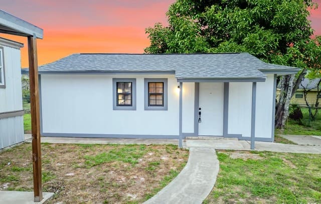 1-bedroom rental at 215 Greenlawn Ave Unit B in Pleasanton, TX — photo 2
