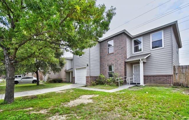 4-bedroom rental at 8438 Adams Hill Dr. in San Antonio, TX — photo 2
