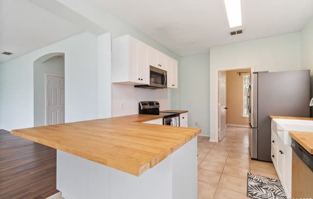 4-bedroom rental at 5659 Midcrown Drive in San Antonio, TX — photo 4