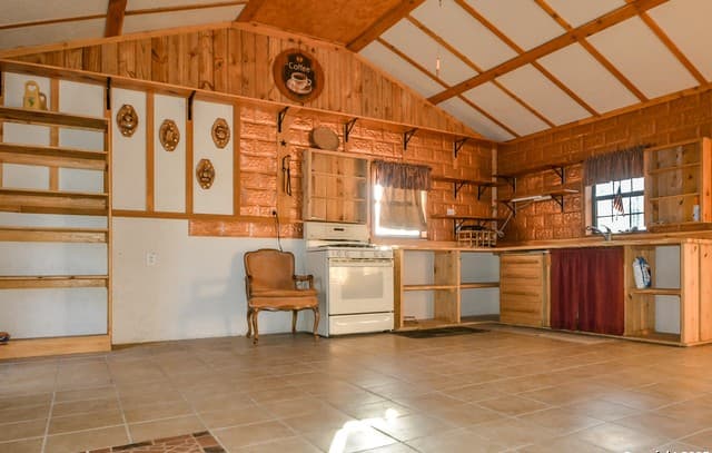 3-bedroom rental at 695 South Thunder Creek Road in Utopia, TX — photo 4