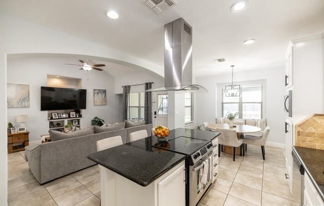 4-bedroom rental at 1038 Avenue H in Poteet, TX — photo 5