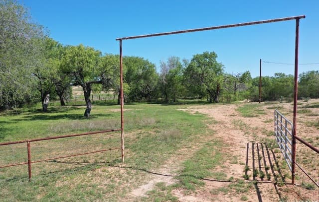 rental at 0 S State Highway 173 in Devine, TX — photo 2
