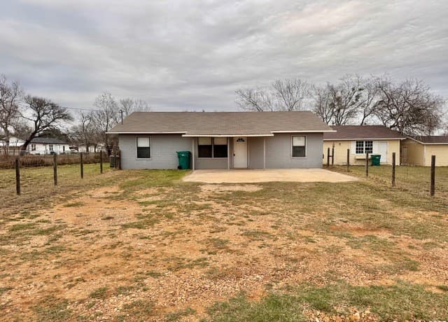 4-bedroom rental at 203 Zanderson in Jourdanton, TX — photo 1