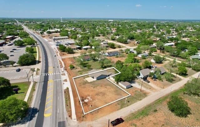 4-bedroom rental at 203 Zanderson in Jourdanton, TX — photo 2