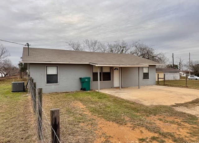 4-bedroom rental at 203 Zanderson in Jourdanton, TX — photo 3