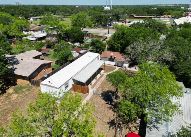 rental at 215 Greenlawn in Pleasanton, TX — photo 1