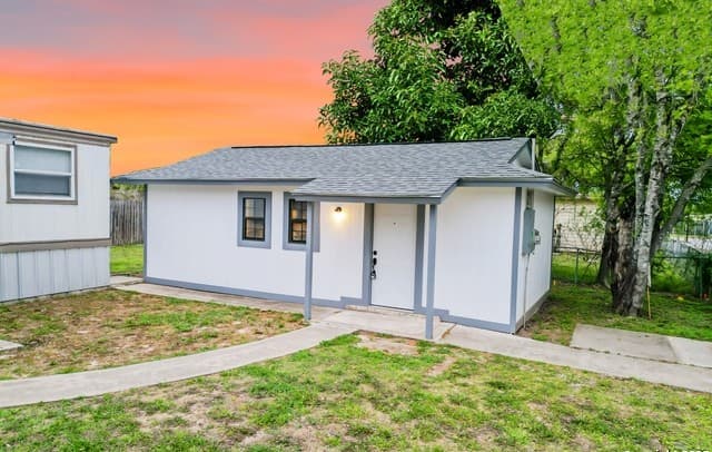 rental at 215 Greenlawn in Pleasanton, TX — photo 2