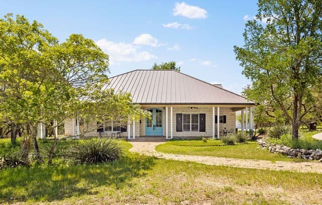4-bedroom rental at 23954 Cibolo View in San Antonio, TX — photo 2