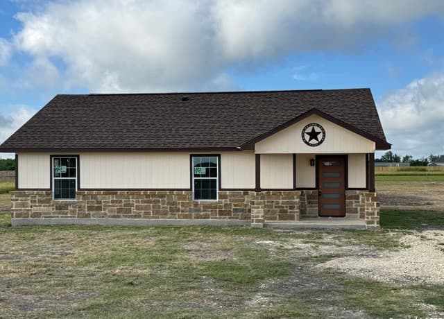 3-bedroom rental at 450 County Road 679 in Natalia, TX — photo 1