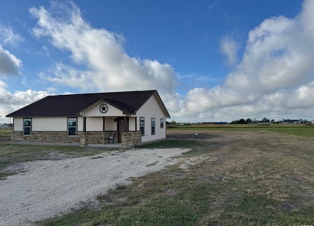 3-bedroom rental at 450 County Road 679 in Natalia, TX — photo 3