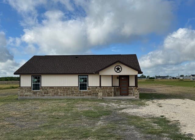 3-bedroom rental at 450 County Road 679 in Natalia, TX — photo 4