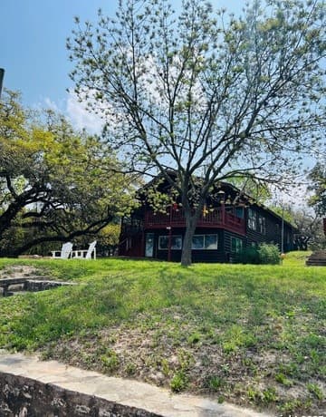 3-bedroom rental at 272 N Lakeshore Dr in Bandera, TX — photo 1