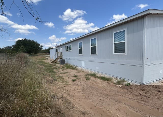 3-bedroom rental at 1038 County Road 329 in Floresville, TX — photo 2