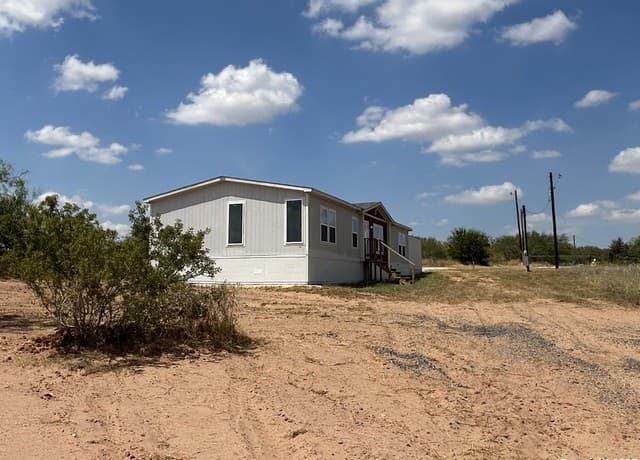 3-bedroom rental at 1038 County Road 329 in Floresville, TX — photo 3