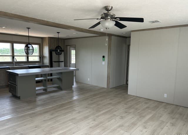3-bedroom rental at 1038 County Road 329 in Floresville, TX — photo 5