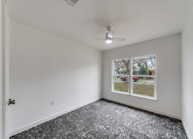 4-bedroom rental at 2207 Burnet in San Antonio, TX — photo 4