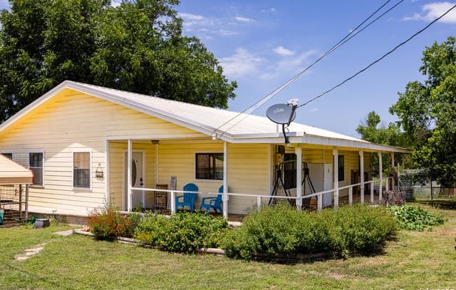 3-bedroom rental at 904 State Highway 173 in Bandera, TX — photo 3