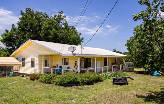 3-bedroom rental at 904 State Highway 173 in Bandera, TX — photo 4