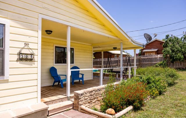 3-bedroom rental at 904 State Highway 173 in Bandera, TX — photo 5