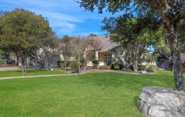 4-bedroom rental at 19940 Scenic Loop Road in Helotes, TX — photo 3