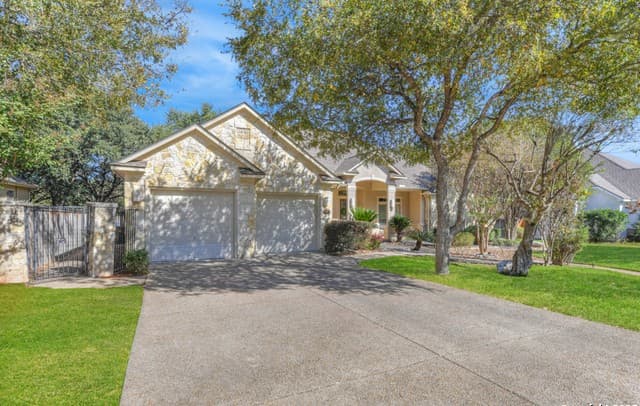 4-bedroom rental at 19940 Scenic Loop Road in Helotes, TX — photo 5