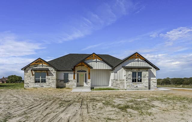 4-bedroom rental at 132 Ash Parkway in La Vernia, TX — photo 2
