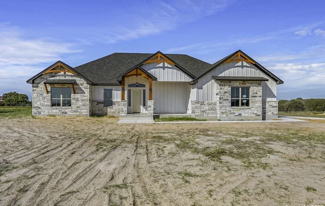 4-bedroom rental at 132 Ash Parkway in La Vernia, TX — photo 4