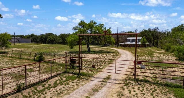 rental at 11224 Atkins Road in Atascosa, TX — photo 2