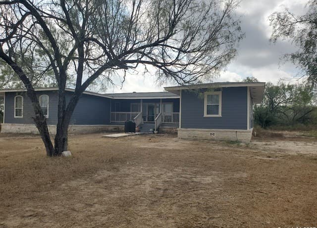 Home for sale at 310 Duck in Pleasanton, TX — photo 2