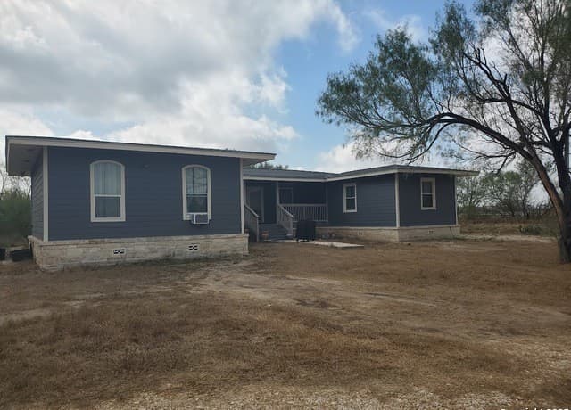 Home for sale at 310 Duck in Pleasanton, TX — photo 3