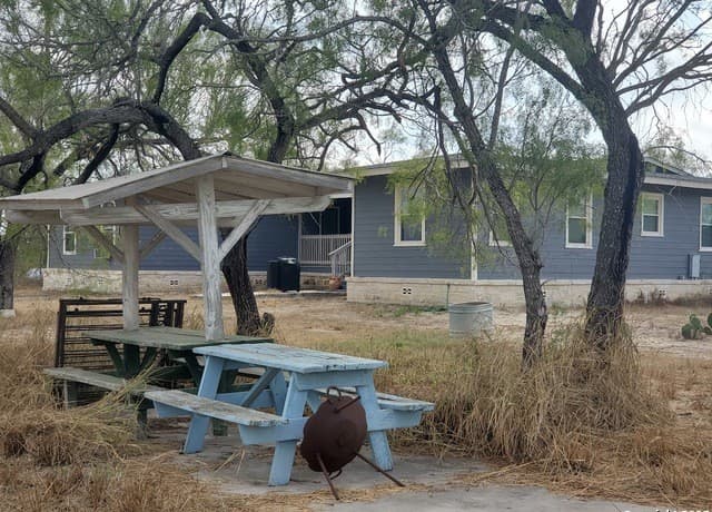 Home for sale at 310 Duck in Pleasanton, TX — photo 4