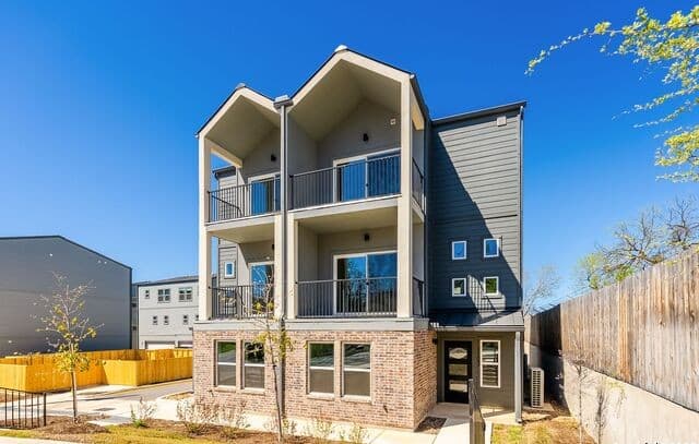 3-bedroom rental at 419 Ira #2101 Unit UNIT 2101 in San Antonio, TX — photo 1