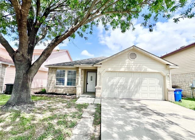 4-bedroom rental at 5807 Barton Hollow in San Antonio, TX — photo 4