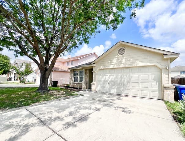 4-bedroom rental at 5807 Barton Hollow in San Antonio, TX — photo 5