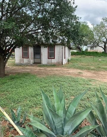 rental at 413 Ross in Devine, TX — photo 1