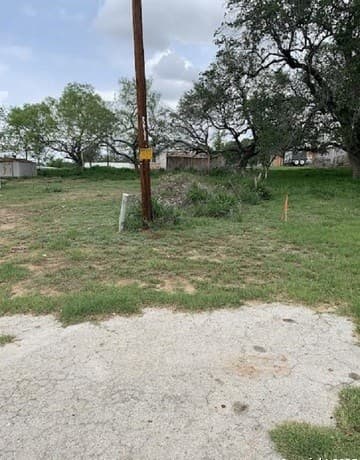 rental at 413 Ross in Devine, TX — photo 4