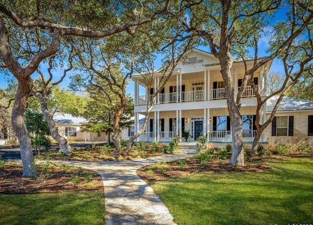 6-bedroom rental at 109A Ammann in Boerne, TX — photo 2