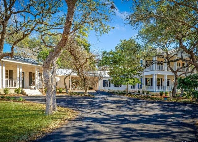 6-bedroom rental at 109A Ammann in Boerne, TX — photo 5