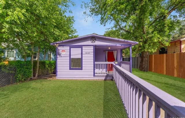 2-bedroom rental at 918 S Hamilton Ave in San Antonio, TX — photo 2