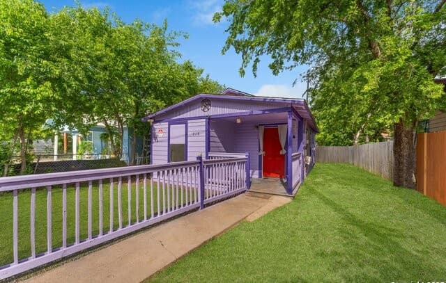 2-bedroom rental at 918 S Hamilton Ave in San Antonio, TX — photo 3