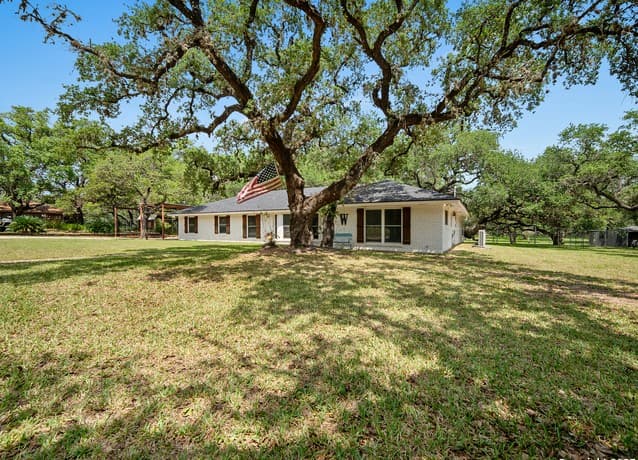 Home for sale at 23 Sunrise in Pleasanton, TX — photo 2