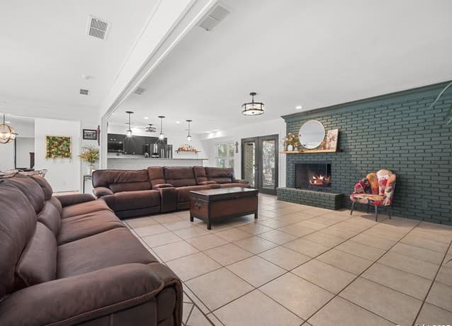 Home for sale at 23 Sunrise in Pleasanton, TX — photo 5